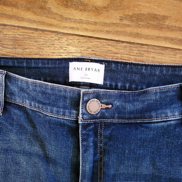 Lane Bryant like new size 24 petite jeans - Picture 2 of 4